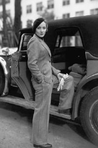 История брючного костюма для женщин