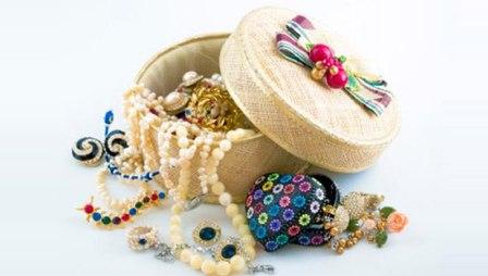 Почему женщины любят бижутерию