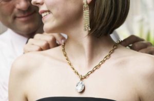 Выбираем ювелирные украшения в подарок