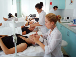 Как и где пройти курсы косметологии