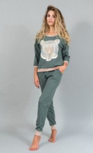 Как выбрать женский спортивный костюм?