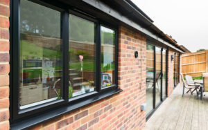 В чём особенности дерево алюминиевых окон?