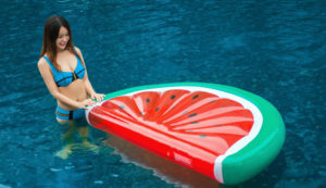 Оригинальные матрасы для плавания