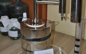 По каким критериям выбирать самогонный аппарат для дачи?