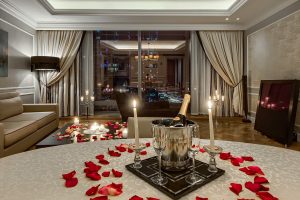 Как провести романтический вечер в отеле?