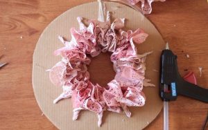 Как сделать игрушку с помощью клеевого пистолета?