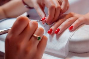 Выбираем курсы маникюра