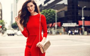 По каким характеристикам стоит выбирать женскую одежду?