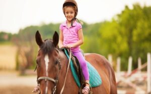 Езда верхом на лошади - как сделать оригинальный подарок для вашего чада на день рожденья