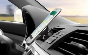 Держатель для смартфона в машину: что выбрать