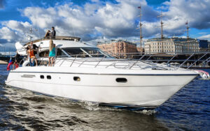 Отдых на Неве: аренда катера