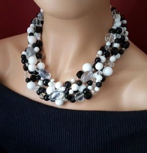 Выбор украшения под наряд: что учесть