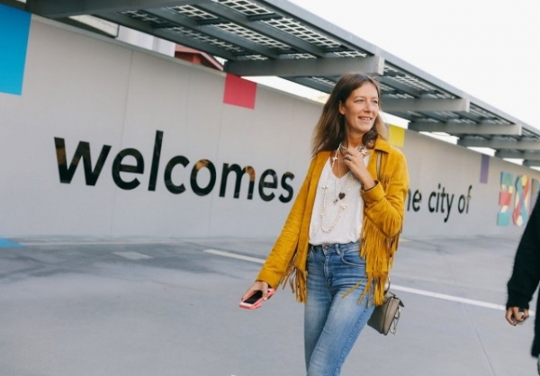 С чем модно носить джинсы: 40 новых образов