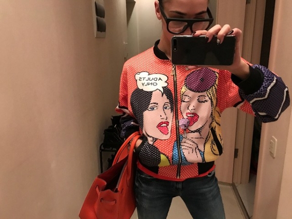 Яркий бомбер в стиле поп-арт