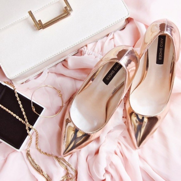 Нарядный пост о бронзовых туфельках на высоченном каблуке