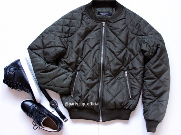 Стёганый бомбер болотного цвета.