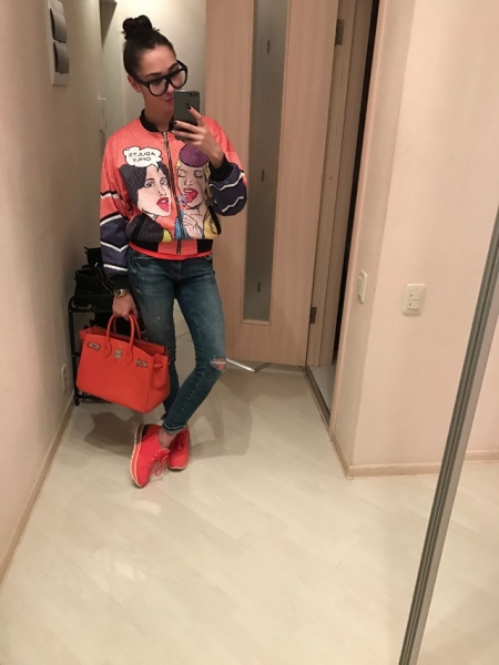 Яркий бомбер в стиле поп-арт