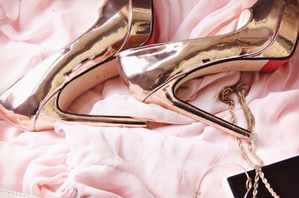 Нарядный пост о бронзовых туфельках на высоченном каблуке