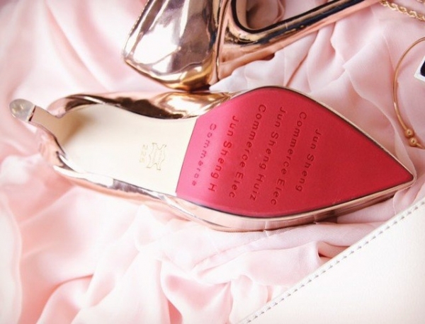 Нарядный пост о бронзовых туфельках на высоченном каблуке