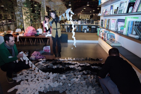 Носки вместо красок и кисточек. Портрет от Хун И (Hong Yi) из 750 пар носков (6 фото)