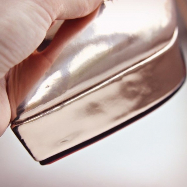 Нарядный пост о бронзовых туфельках на высоченном каблуке