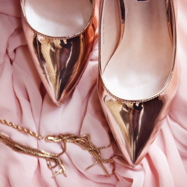 Нарядный пост о бронзовых туфельках на высоченном каблуке