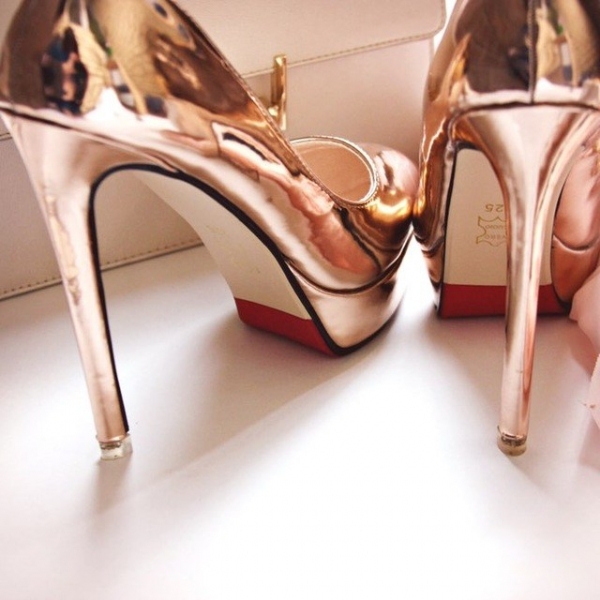 Нарядный пост о бронзовых туфельках на высоченном каблуке