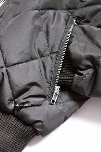 Стёганый бомбер болотного цвета.