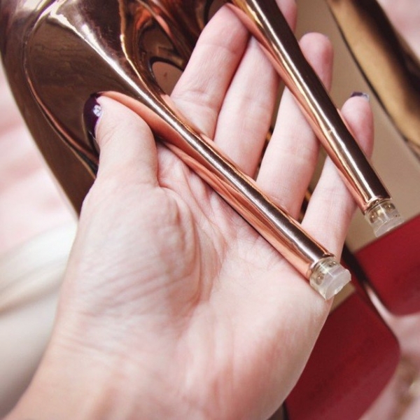 Нарядный пост о бронзовых туфельках на высоченном каблуке