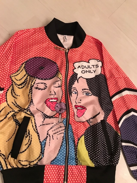 Яркий бомбер в стиле поп-арт