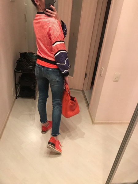 Яркий бомбер в стиле поп-арт