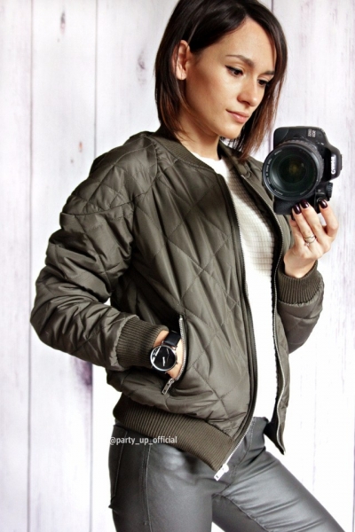 Стёганый бомбер болотного цвета.