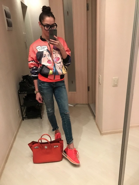 Яркий бомбер в стиле поп-арт