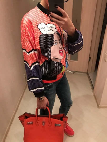 Яркий бомбер в стиле поп-арт