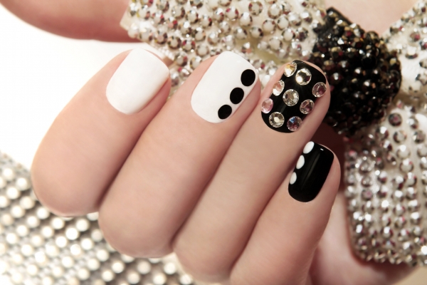 Маникюр со стразами 2017 (Фото)