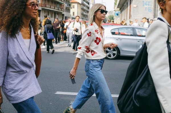 С чем модно носить джинсы: 40 новых образов