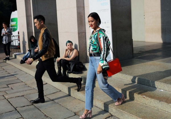 С чем модно носить джинсы: 40 новых образов