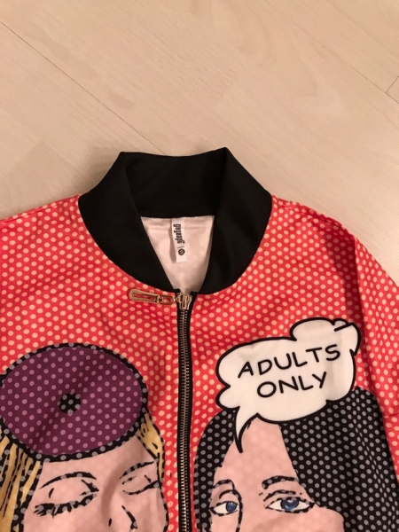 Яркий бомбер в стиле поп-арт