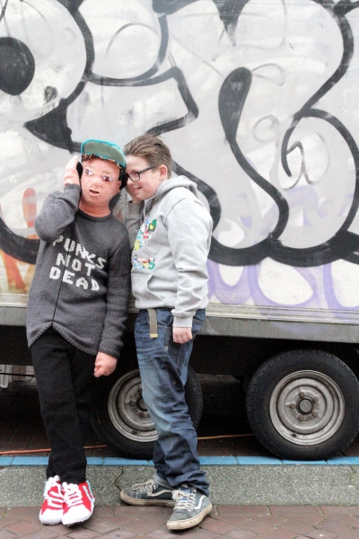 Найдено решение проблемы матерей, с которыми больше не хотят обниматься подросшие сыновья (6 фото)