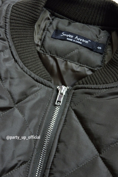 Стёганый бомбер болотного цвета.