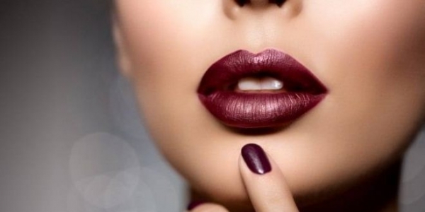 Как носить темную помаду