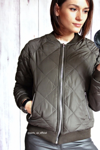 Стёганый бомбер болотного цвета.