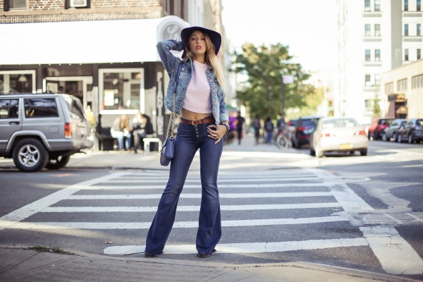 С чем модно носить джинсы: 40 новых образов