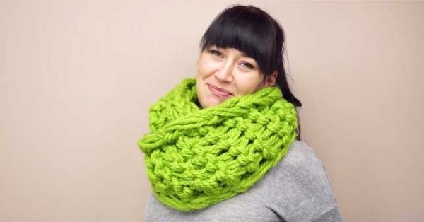 Шарф, связанный на руках, за 30 минут и другие шарфы-снуды (18 фото)