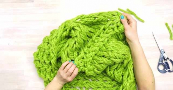 Шарф, связанный на руках, за 30 минут и другие шарфы-снуды (18 фото)