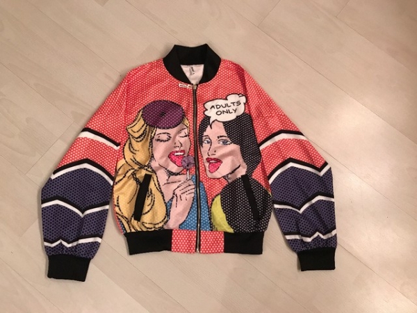 Яркий бомбер в стиле поп-арт