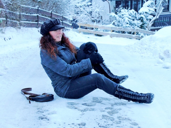 
    Осторожно, гололедица! Как избежать переломов  