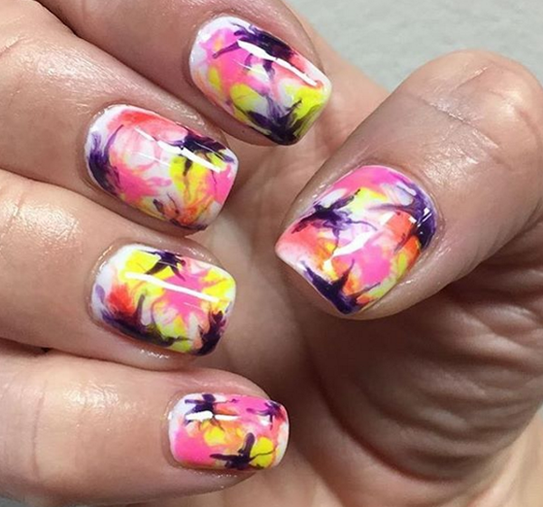 Маникюр в стиле тай-дай завоевывает сердца модниц