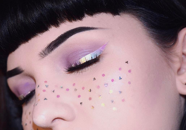 Сияющие стрелки — новый тренд в макияже