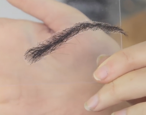 Сделать брови густыми можно при помощи парика